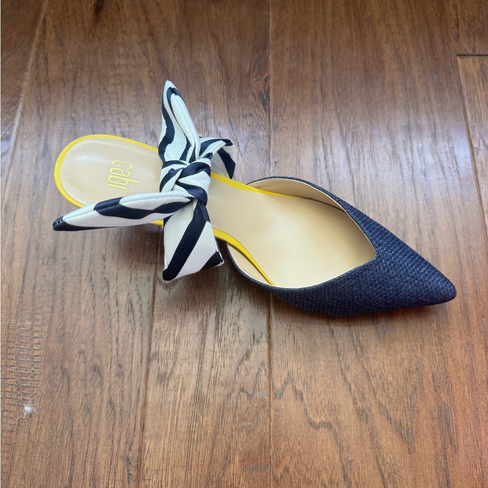 New in Box CAbi 6022 Bow Kitten Heel Mule Shoes Size 9 Navy Yellow